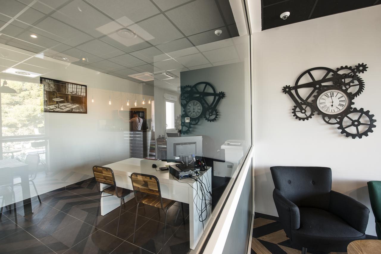 Residence Uxco Kampus 30 Ex Suiteasy Ним Экстерьер фото